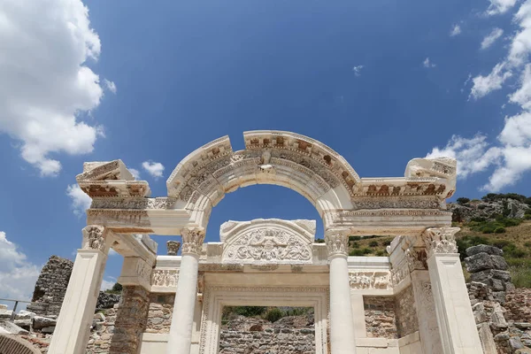 Efes Antik kenti olarak Hadrian tapınağı