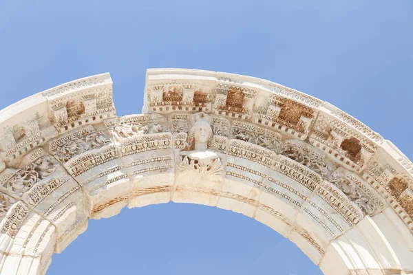 Efes Antik kenti olarak Hadrian tapınağı