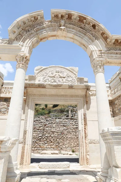 Efes Antik kenti olarak Hadrian tapınağı — Stok fotoğraf