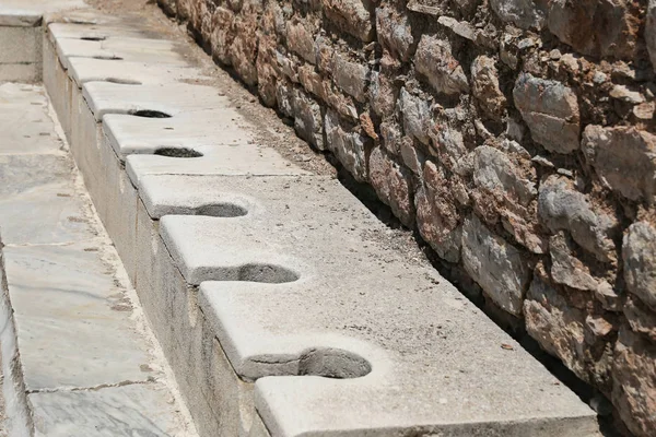Δημόσιες τουαλέτες από την αρχαία πόλη της Εφέσου — Φωτογραφία Αρχείου