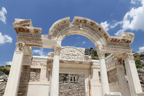 Tempio di Adriano nella città antica di Efeso — Foto Stock