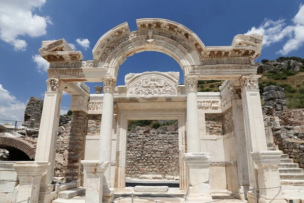 Tempel van Hadrianus in Efeze oude stad — Stockfoto