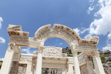 Efes Antik kenti olarak Hadrian tapınağı