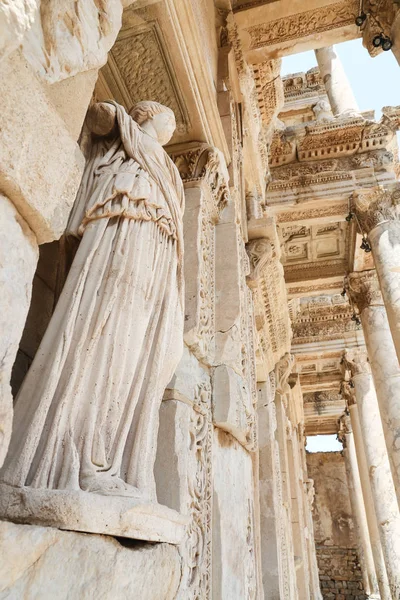 Personifikation av visdom staty i Efesos antika stad — Stockfoto