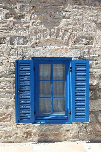 Ventana azul y obturador — Foto de Stock