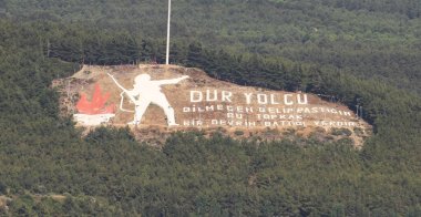 Kilitbahir İlçesinde Dur Yolcu Anıtı