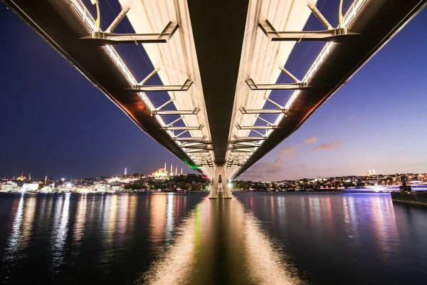 Мост метро Golden Horn в Стамбуле, Турция — стоковое фото