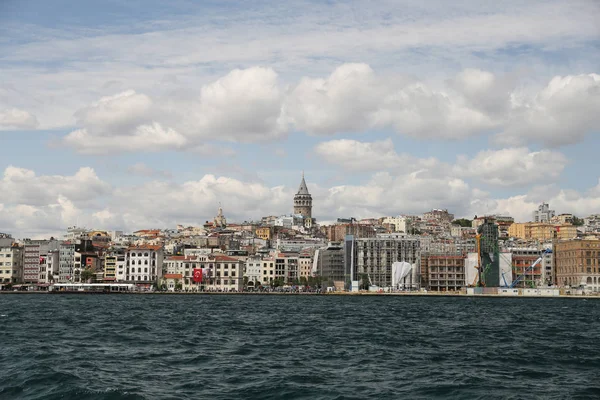 Каракой и Галата Тауэр в Стамбуле — стоковое фото