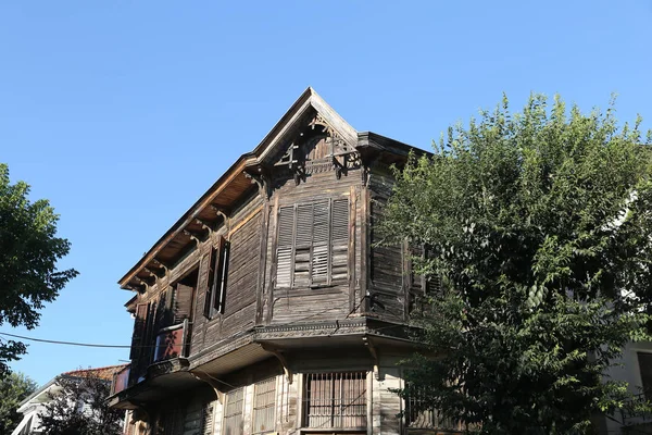 Casa de madeira em Buyukada, Istambul — Fotografia de Stock