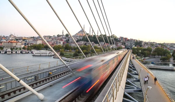 Golden Horn Metro Bridge in Istanboel, Turkije — Stockfoto
