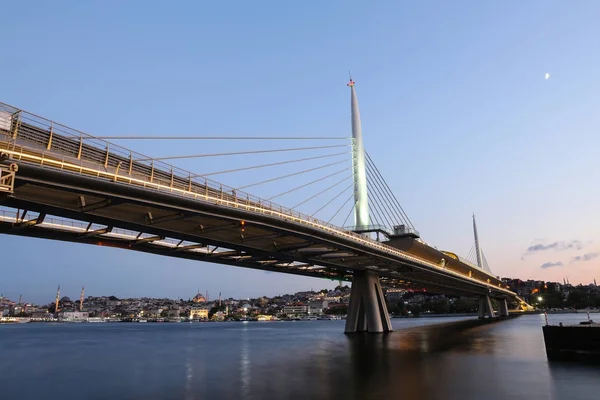 Golden Horn Metro Bridge in Istanboel, Turkije — Stockfoto