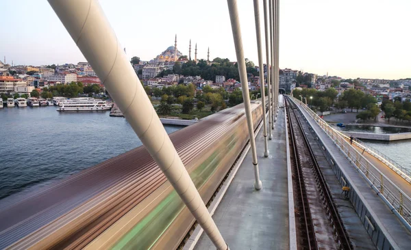 Ponte de metro Golden Horn em Istambul, Turquia — Fotografia de Stock