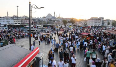 İnsanlar Eminönü Meydanı, Istanbul