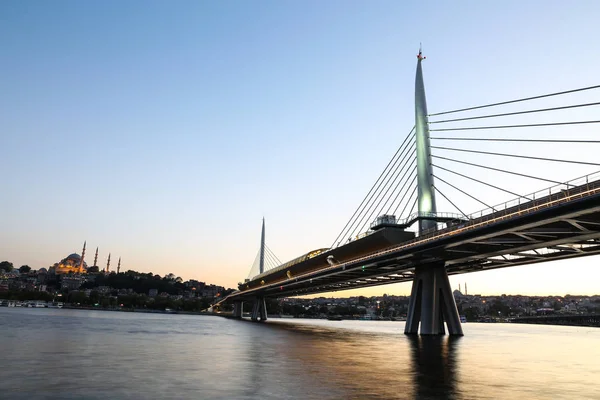 Golden Horn Metro Bridge in Istanboel, Turkije — Stockfoto