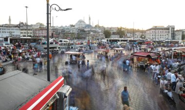 İnsanlar Eminönü Meydanı, Istanbul