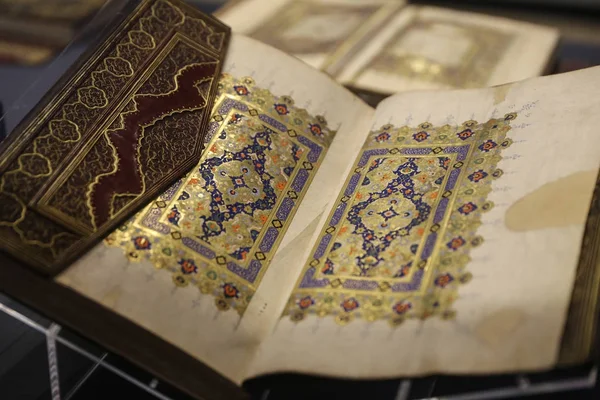 Livro antigo e árabe — Fotografia de Stock