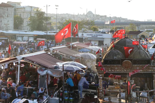 Personas en la Plaza Eminonu —  Fotos de Stock