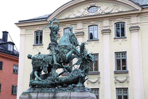 Heiliger george und die drachenstatue in stockholm, schweden — Stockfoto