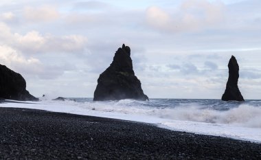 İzlanda'daki Reynisdrangar siyah kum plaj
