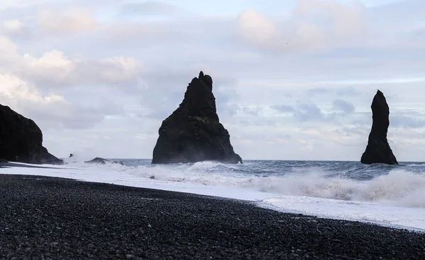 Reynisdrangar Black Sand Beach в Исландии — стоковое фото