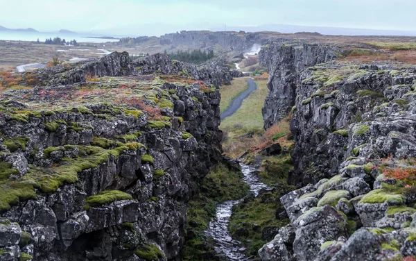 Vallei in Thingvellir Nationaal Park, zuidwesten IJsland — Stockfoto