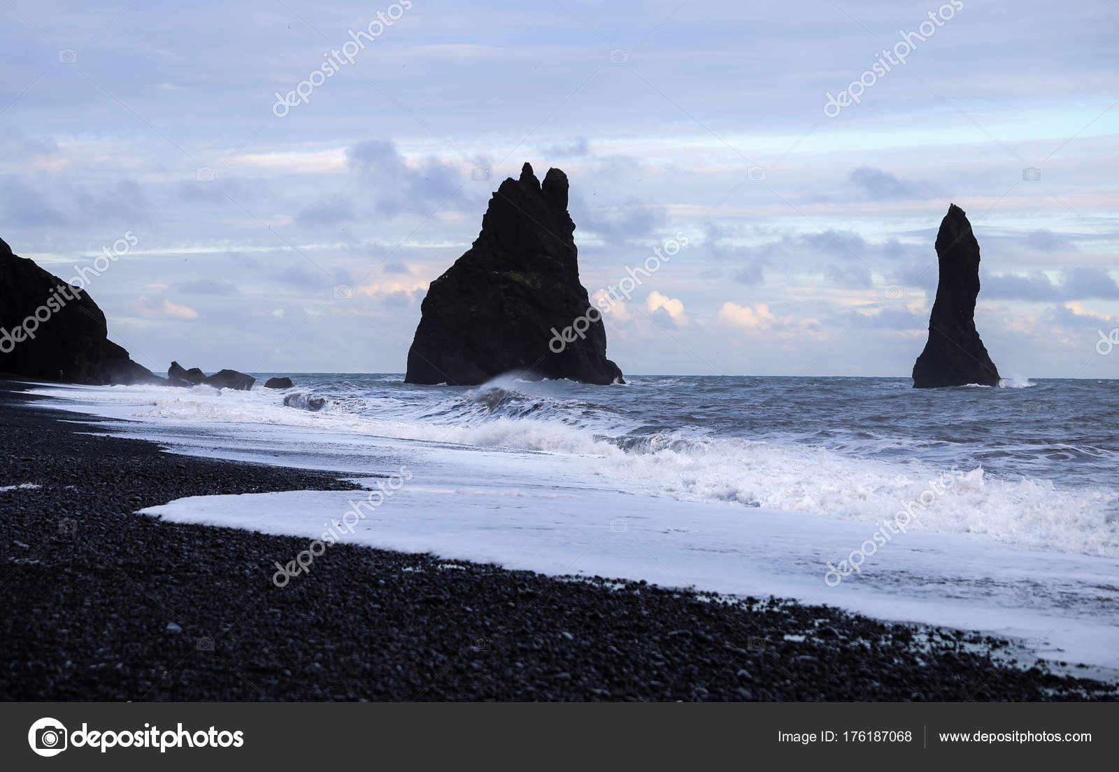 Stacks De Reynisdrangur Playa De Arena Negra De Reynisdrangar En