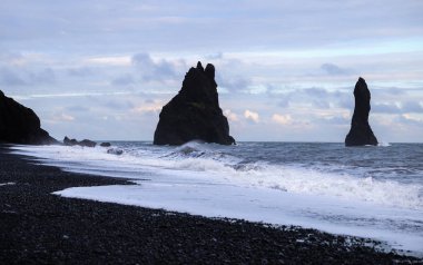 İzlanda'daki Reynisdrangar siyah kum plaj