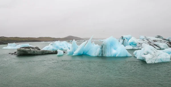 Iceberg nella laguna del fiume ghiacciato di Jokulsarlon, Islanda — Foto Stock