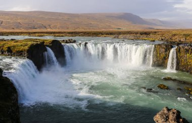 İzlanda 'da Godafoss şelalesi