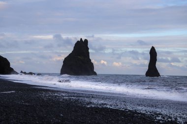 İzlanda'daki Reynisdrangar siyah kum plaj