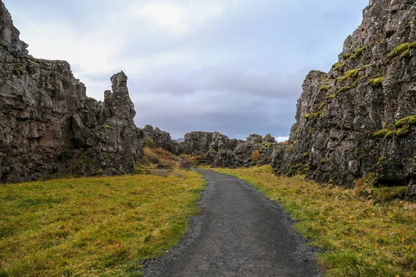 Vallei in Thingvellir Nationaal Park, zuidwesten IJsland — Stockfoto