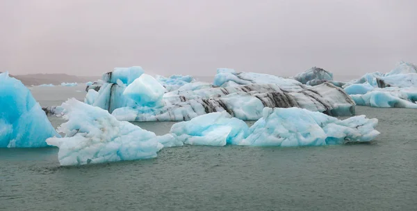 Iceberg nella laguna del fiume ghiacciato di Jokulsarlon, Islanda — Foto Stock