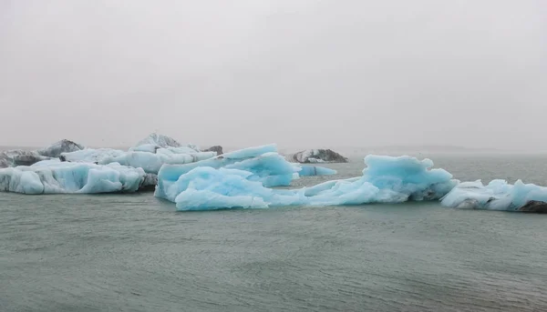 Grelhados em Jokulsarlon Glacial River Lagoon, Islândia — Fotografia de Stock
