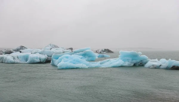 Isberg i glaciärlagunen glaciala River Lagoon, Island — Stockfoto