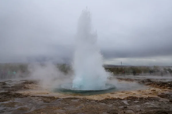 Strokkur geysir na Islândia — Fotografia de Stock