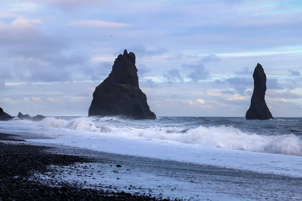 İzlanda'daki Reynisdrangar siyah kum plaj