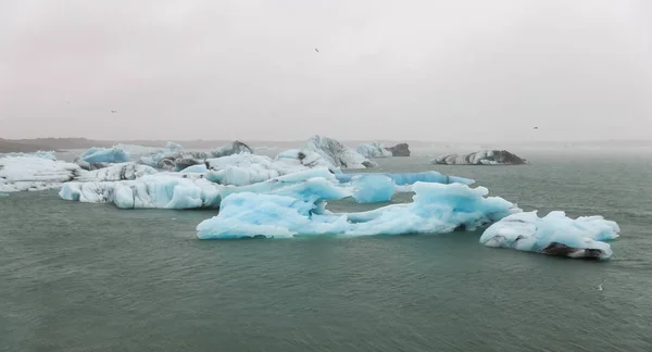 Isberg i glaciärlagunen glaciala River Lagoon, Island — Stockfoto