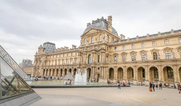 パリ市内のルーブル美術館 — ストック写真