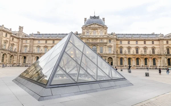 Музей Лувр в місті Париж — стокове фото