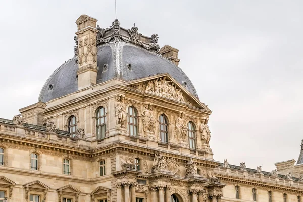 Louvre Museum in Parijs stad — Stockfoto