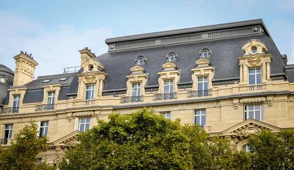 Budova v Avenue des Champs-Elysées, Paříž, Francie — Stock fotografie