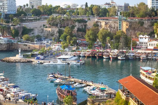 Antalya Limanı, Türkiye'de tekneler — Stok fotoğraf
