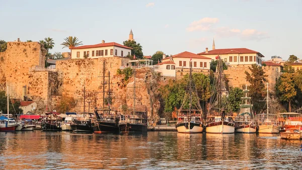 Antalya Limanı, Türkiye'de tekneler — Stok fotoğraf