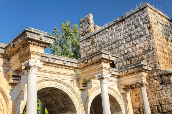 Puerta de los Hadrianos en Antalya, Turquía — Foto de Stock
