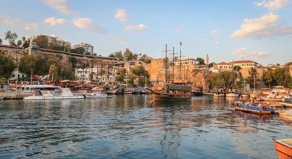 Antalya Limanı, Türkiye'de tekneler — Stok fotoğraf