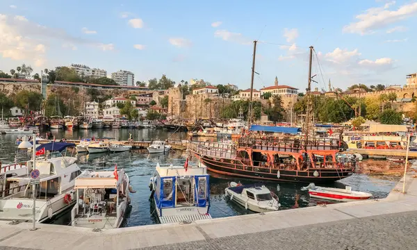 Lodě v přístavu Antalya, Turecko — Stock fotografie