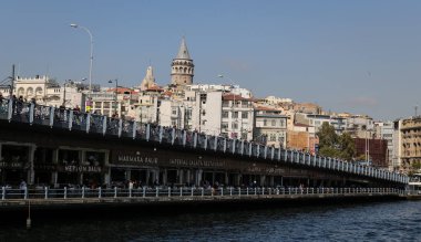 İnsanlar balık Galata Köprüsü, Istanbul