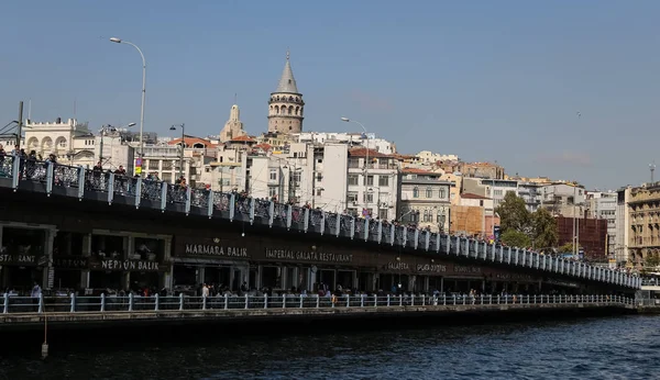 Gente pescando en el puente de Galata, Estambul — Foto de Stock