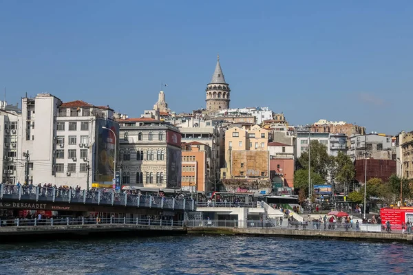 Gente pescando en el puente de Galata, Estambul — Foto de Stock