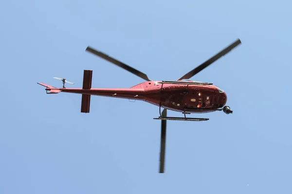 Hélicoptère Rouge Survolant Ville Avec Caméra — Photo